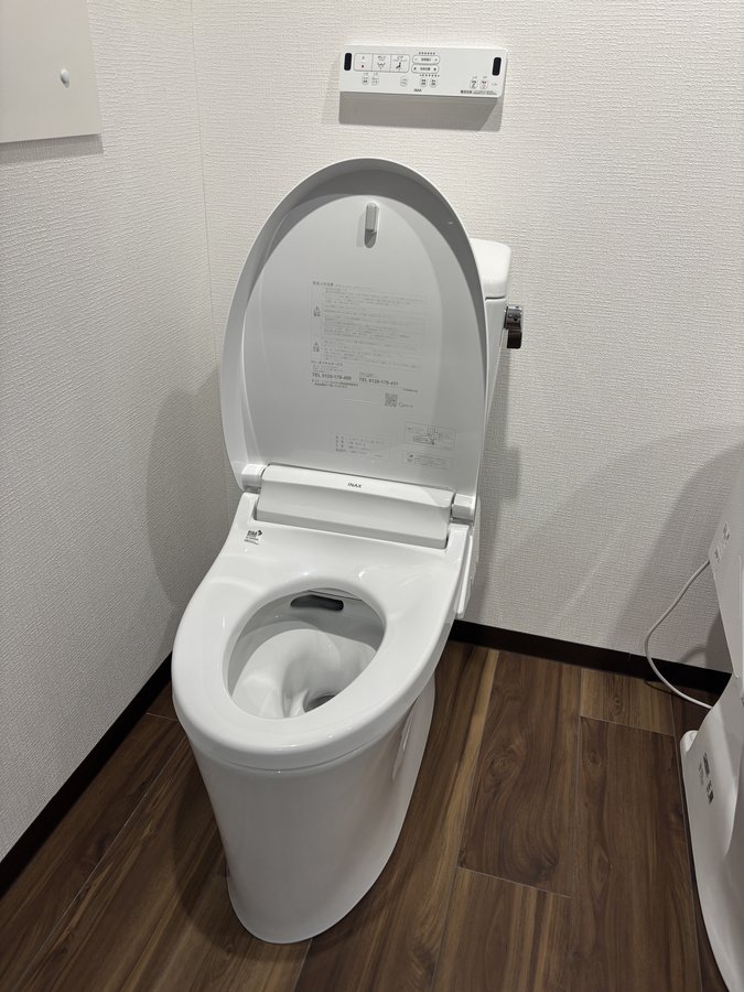 LIXIL アメージュ便器リトイレ 手洗無し ショールーム展示機（ななめから）