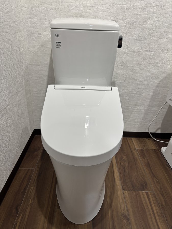 LIXIL アメージュ便器リトイレ 手洗無し ショールーム展示機（正面から）